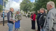 Deelnemers bekijken bouwplannen tijdens de excursie van Woningmakers Westfriesland.