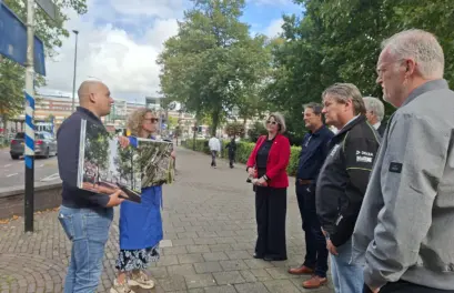 Deelnemers bekijken bouwplannen tijdens de excursie van Woningmakers Westfriesland.