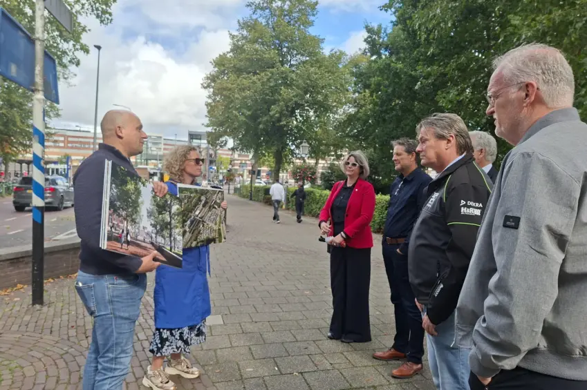 Deelnemers bekijken bouwplannen tijdens de excursie van Woningmakers Westfriesland.