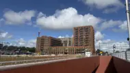 Nieuwe woongebouwen naast het spoor en een fietsonderdoorgang.